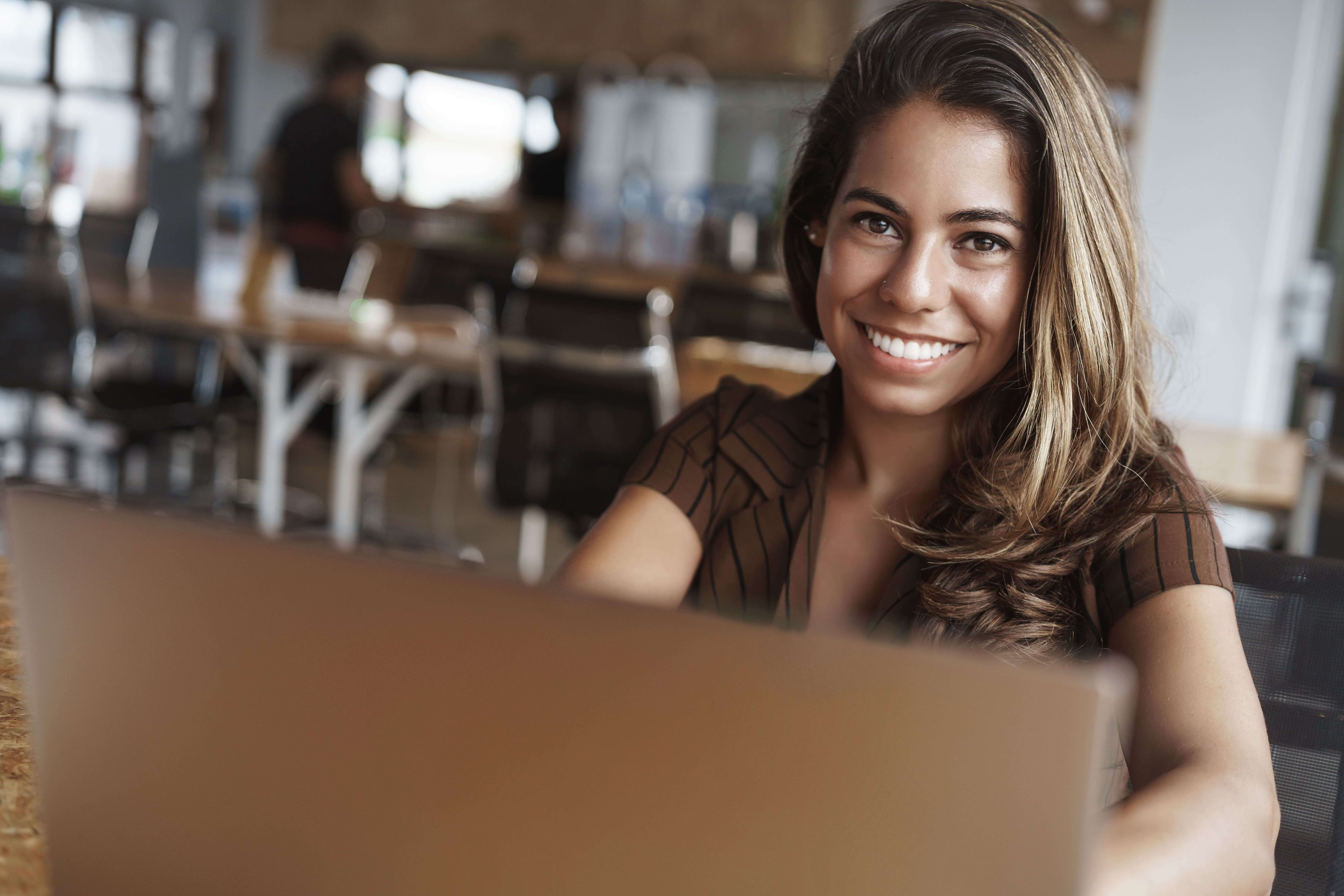 Imagem de uma mulher sorrindo